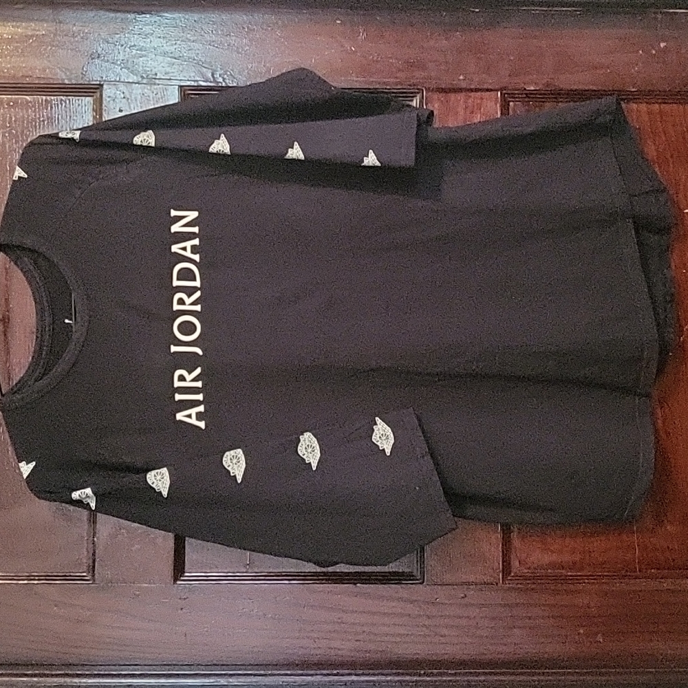 Air Jordan Black 3/4 length sleeve graphic tee. Large.